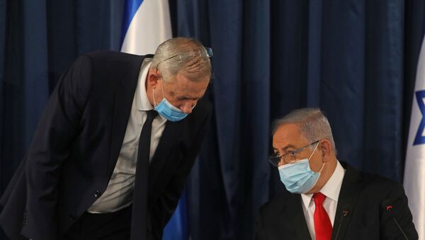 Israeli Prime Minister Benjamin Netanyahu (R) speaks with Alternate PM and Defence Minister Benny Gantz, both wearing protective mask due to the ongoing COVID-19 pandemic, during the weekly cabinet meeting in Jerusalem on June 7, 2020.  - Sputnik International
