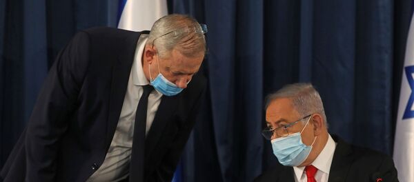 Israeli Prime Minister Benjamin Netanyahu (R) speaks with Alternate PM and Defence Minister Benny Gantz, both wearing protective mask due to the ongoing COVID-19 pandemic, during the weekly cabinet meeting in Jerusalem on June 7, 2020. Israeli Prime Minister Benjamin Netanyahu (R) speaks with Alternate PM and Defence Minister Benny Gantz, both wearing protective mask due to the ongoing COVID-19 pandemic, during the weekly cabinet meeting in Jerusalem on June 7, 2020. - Sputnik International