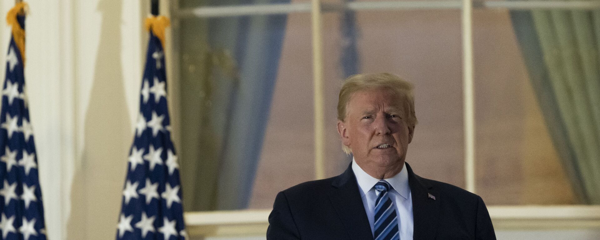 President Donald Trump removes his mask as he stands on the Blue Room Balcony upon returning to the White House on Monday, 5 October 2020, in Washington, after leaving Walter Reed National Military Medical Center, in Bethesda, MD. Trump announced he'd tested positive for COVID-19 on 2 October. - Sputnik International, 1920, 10.08.2021