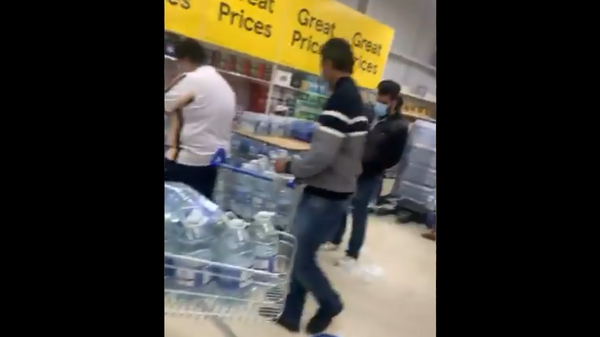 A screenshot from a video showing residents of East London, United Kingdom, buying bottled water following a cutoff in tap water supplies do to a large pipe burst on 06.10.2020. - Sputnik International