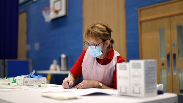 A health worker prepares before conducting tests for COVID-19 at a Stoke-on-Trent City Council facility at Fenton Manor Sports Complex amid the outbreak of the coronavirus disease (COVID-19), in Fenton, Stoke-on-Trent Britain October 6, 2020. - Sputnik International