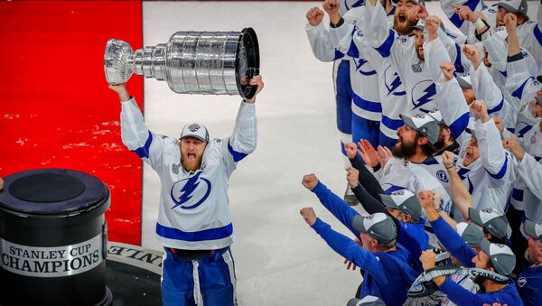 Oct 4, 2020; Tampa, Florida, USA; Tampa Bay Lightning player Steven Stamkos hoists the Stanley Cup as the team is congratulated by the Tampa Bay Buccaneers in the first quarter of a NFL game against the Los Angeles Chargers at Raymond James Stadium. Mandatory Credit: Kim Klement-USA TODAY Sports - Sputnik International