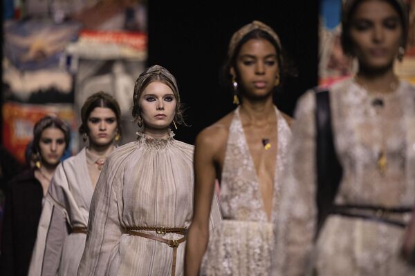 Elegance on Display: Most Beautiful Models During Paris Fashion Week - Sputnik International