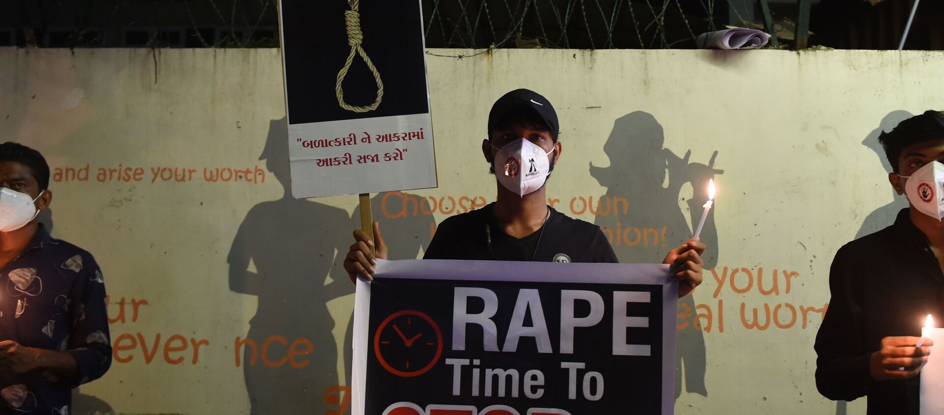Protesters display placards to condemn the alleged gang-rape and murder of a low-caste teenaged woman in Uttar Pradesh state during a candlelight vigil in Ahmedabad on October 6, 2020.  - Sputnik International, 1920, 07.10.2020
