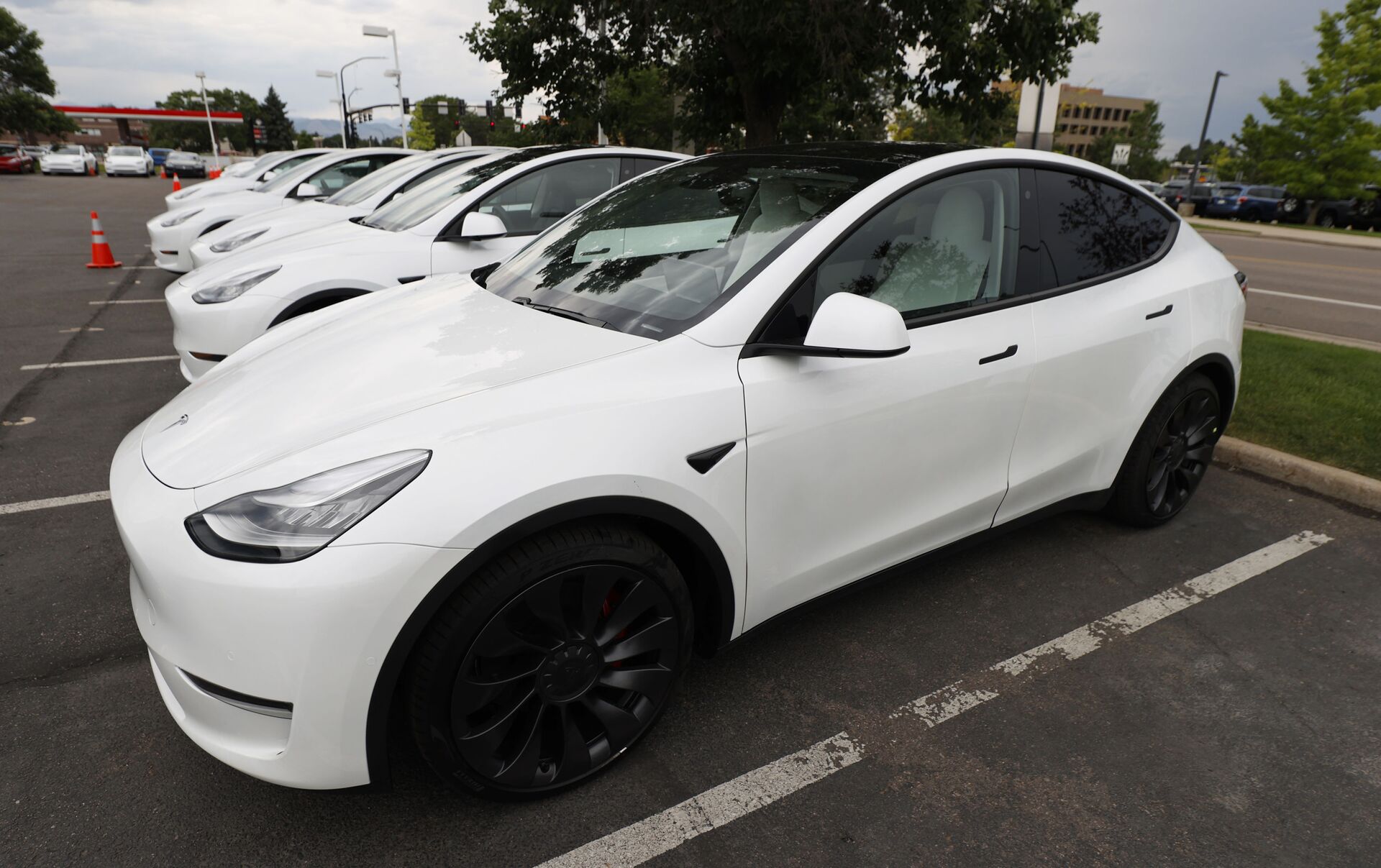 FILE - In this Sunday, June 28, 2020 file photo, 2020 Model Y electric sports-utility vehicles sit in the parking lot of a Tesla store in Littleton, Colo. Tesla overcame a seven-week pandemic-related shutdown at its U.S. assembly plant to post a $104 million net profit for the second quarter. (AP Photo/David Zalubowski) - Sputnik International, 1920, 07.09.2021