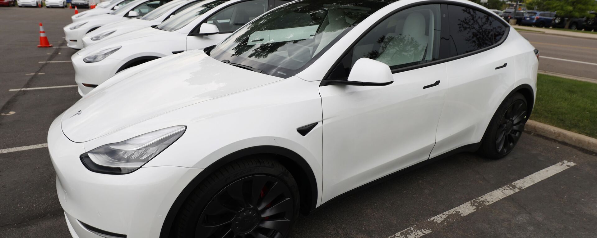 FILE - In this Sunday, June 28, 2020 file photo, 2020 Model Y electric sports-utility vehicles sit in the parking lot of a Tesla store in Littleton, Colo. Tesla overcame a seven-week pandemic-related shutdown at its U.S. assembly plant to post a $104 million net profit for the second quarter. (AP Photo/David Zalubowski) - Sputnik International, 1920, 02.11.2021