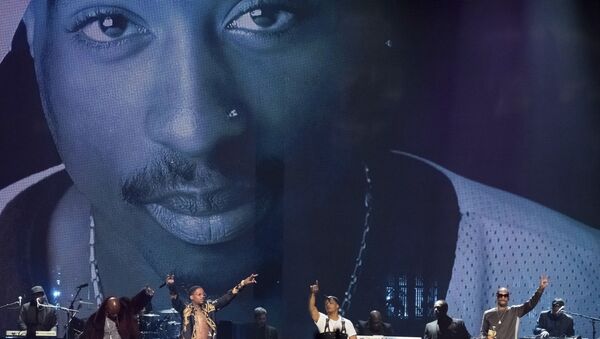 Treach, from left, T.I., YG and Snoop Dogg perform a tribute to inductee Tupac Shakur at the 2017 Rock and Roll Hall of Fame induction ceremony at the Barclays Center on Friday, April 7, 2017, in New York. - Sputnik International