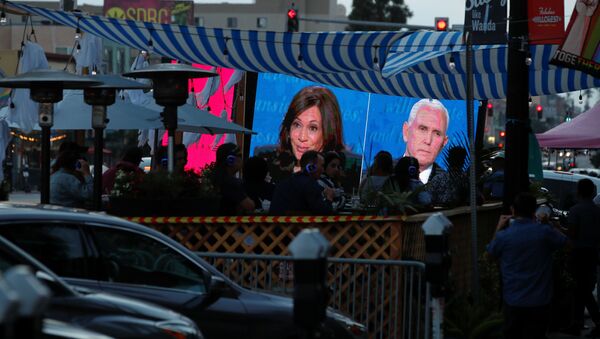 People watch the debate between U.S. Vice President Mike Pence and Democratic vice-presidential nominee Kamala Harris outside a tavern in San Diego, California, U.S., October, 7, 2020.  - Sputnik International