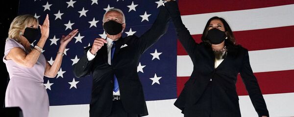(From L) Jill Biden, husband former vice-president and Democratic presidential nominee Joe Biden and Senator from California and Democratic vice presidential nominee Kamala Harris greet supporters outside the Chase Center in Wilmington, Delaware, at the conclusion of the Democratic National Convention, held virtually amid the novel coronavirus pandemic, on August 20, 2020 - Sputnik International
