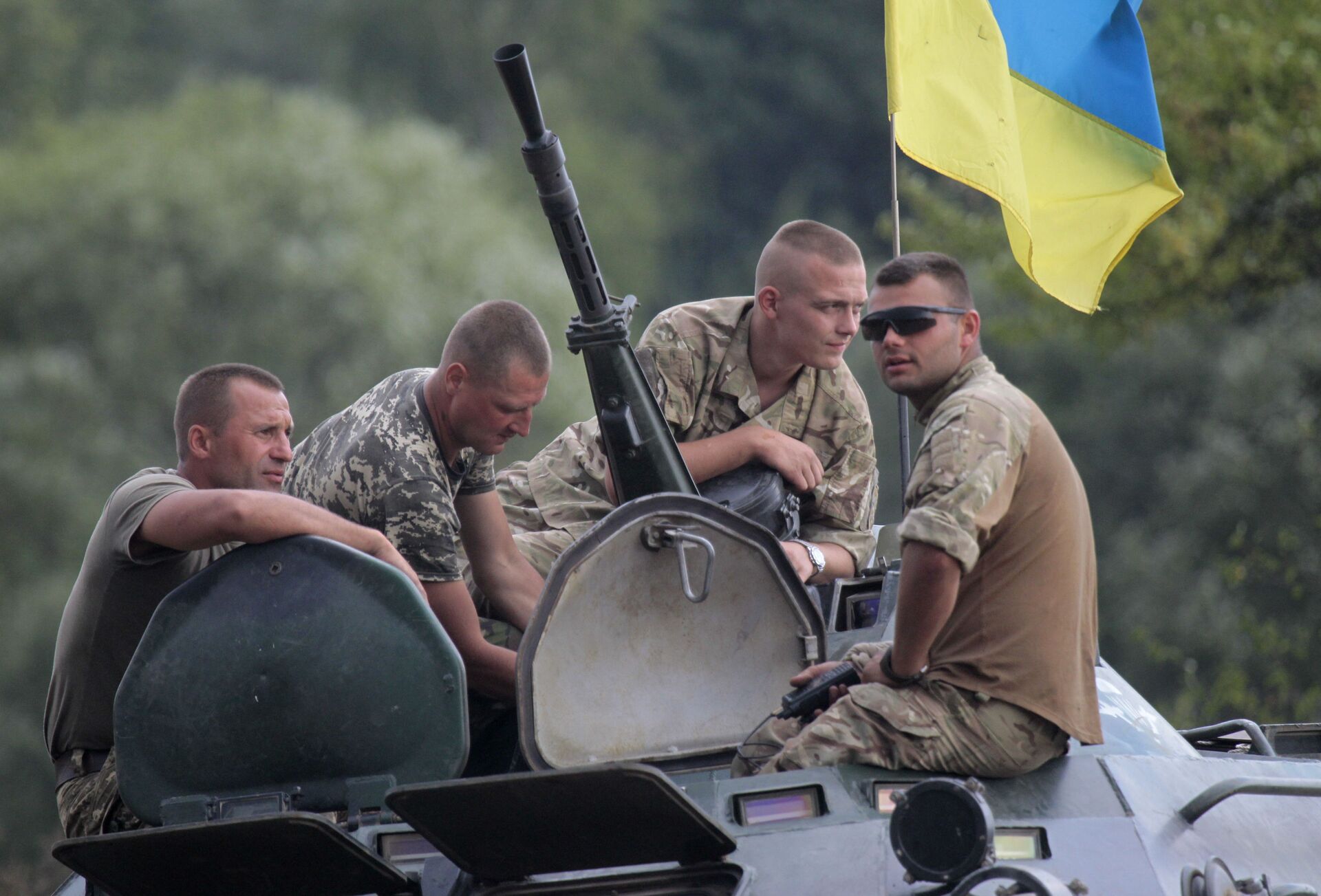 Ukrainian soldiers atop an APC watch training exercises under the supervision of British instructors on the military base outside Zhitomir, Ukraine, Tuesday, Aug. 11, 2015 - Sputnik International, 1920, 16.04.2022