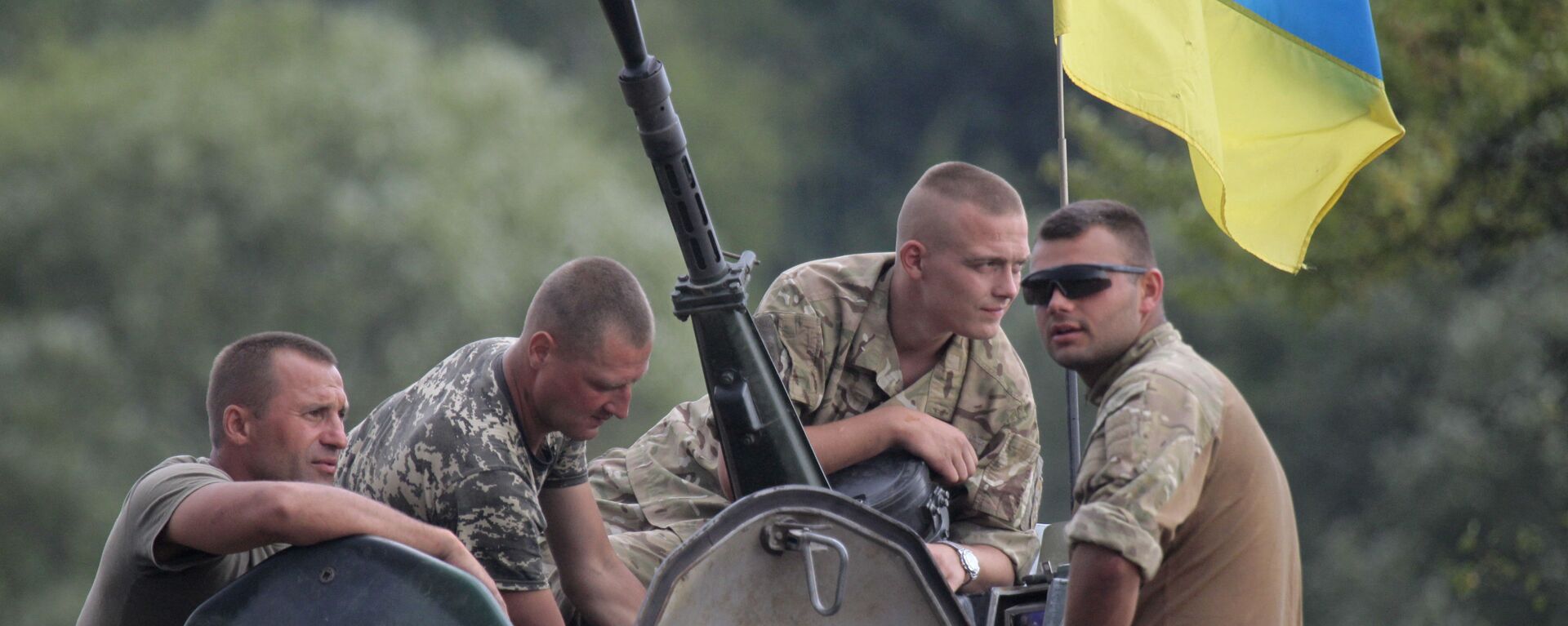 Ukrainian soldiers atop an APC watch training exercises under the supervision of British instructors on the military base outside Zhitomir, Ukraine, Tuesday, Aug. 11, 2015 - Sputnik International, 1920, 10.05.2022