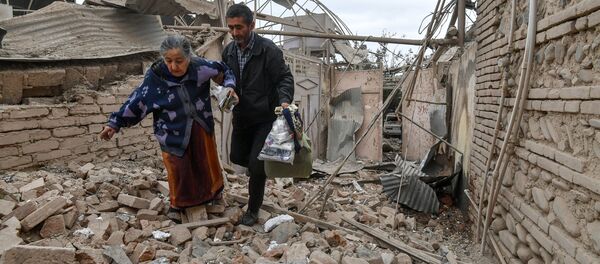 Жители дома, разрушенного в результате обстрела города Гянджа в Азербайджане - Sputnik International