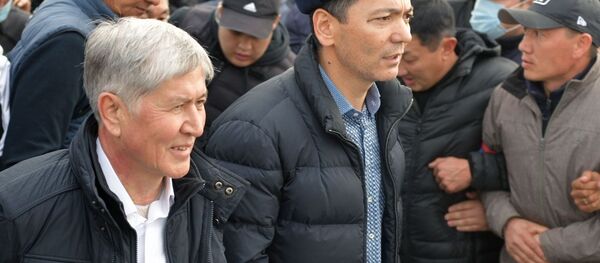 Former Kyrgyz President Almazbek Atambayev (left) - Sputnik International