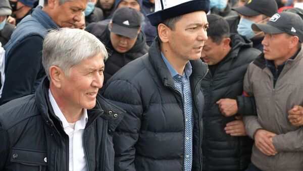 Former Kyrgyz President Almazbek Atambayev (left) - Sputnik International