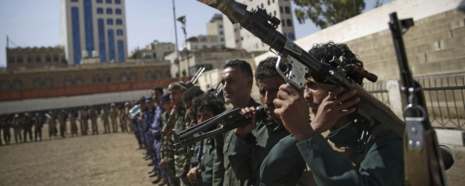 Houthi rebel fighters display their weapons during a gathering aimed at mobilizing more fighters for the Iranian-backed Houthi movement, in Sanaa, Yemen, Thursday, Feb. 20, 2020. The Houthi rebels control the capital, Sanaa, and much of the country’s north, where most of the population lives. They are at war with a U.S.-backed, Saudi-led coalition fighting on behalf of the internationally recognized government. - Sputnik International, 1920, 18.12.2023