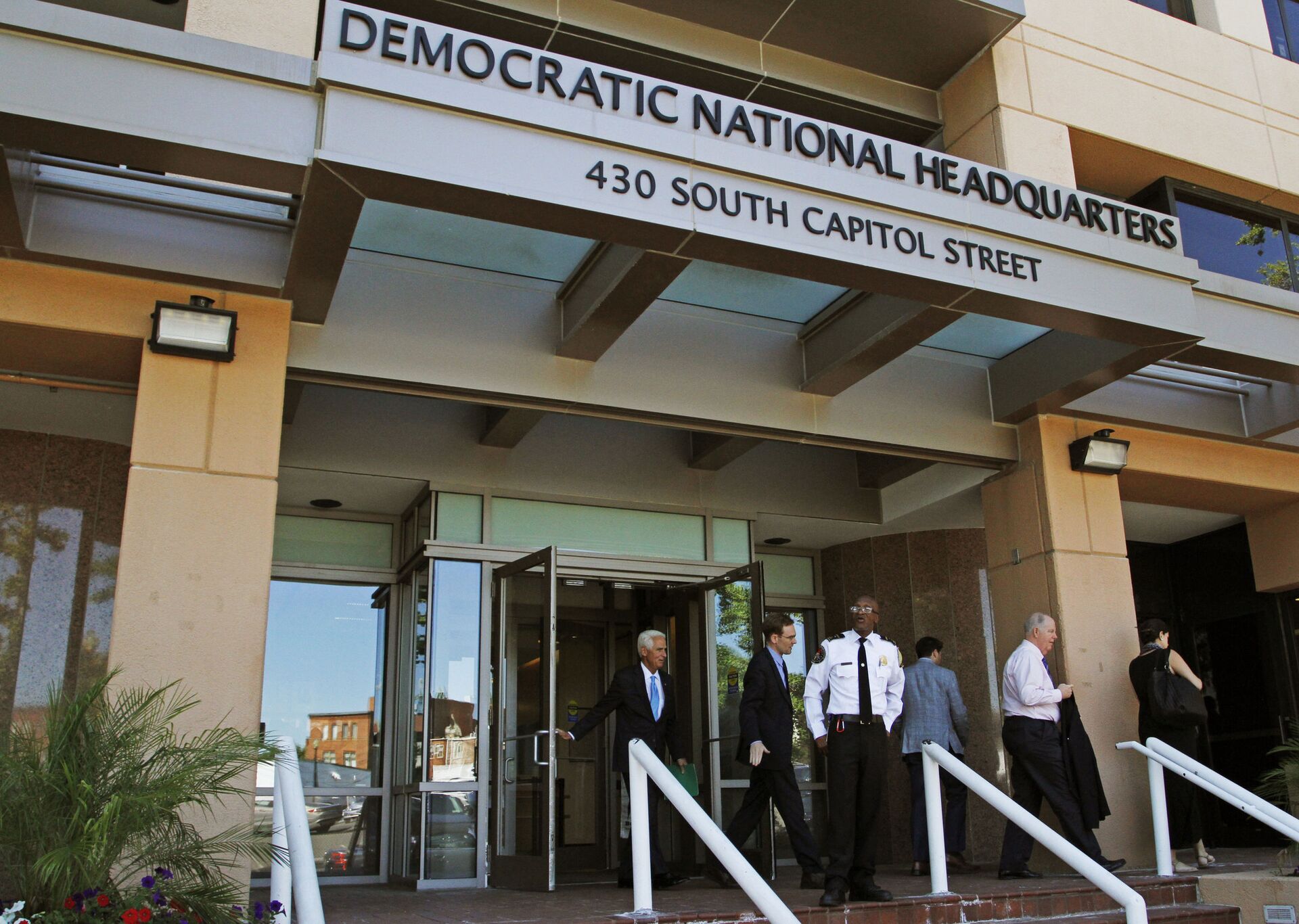  This Tuesday, June 14, 2016 file photo shows the entrance to the Democratic National Committee (DNC) headquarters in Washington - Sputnik International, 1920, 07.09.2021