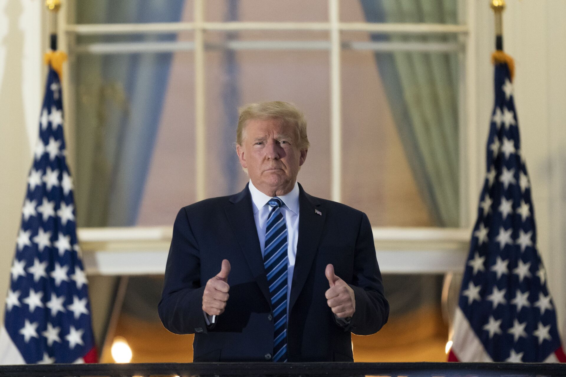 President Donald Trump gives thumbs up on the Blue Room Balcony upon returning to the White House Monday, Oct. 5, 2020 - Sputnik International, 1920, 01.12.2021