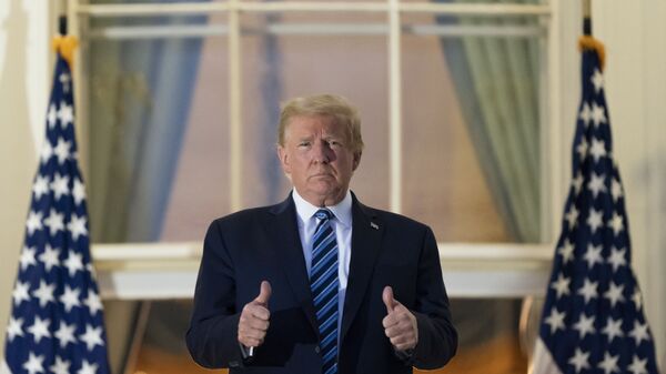 President Donald Trump gives thumbs up on the Blue Room Balcony upon returning to the White House Monday, Oct. 5, 2020 - Sputnik International