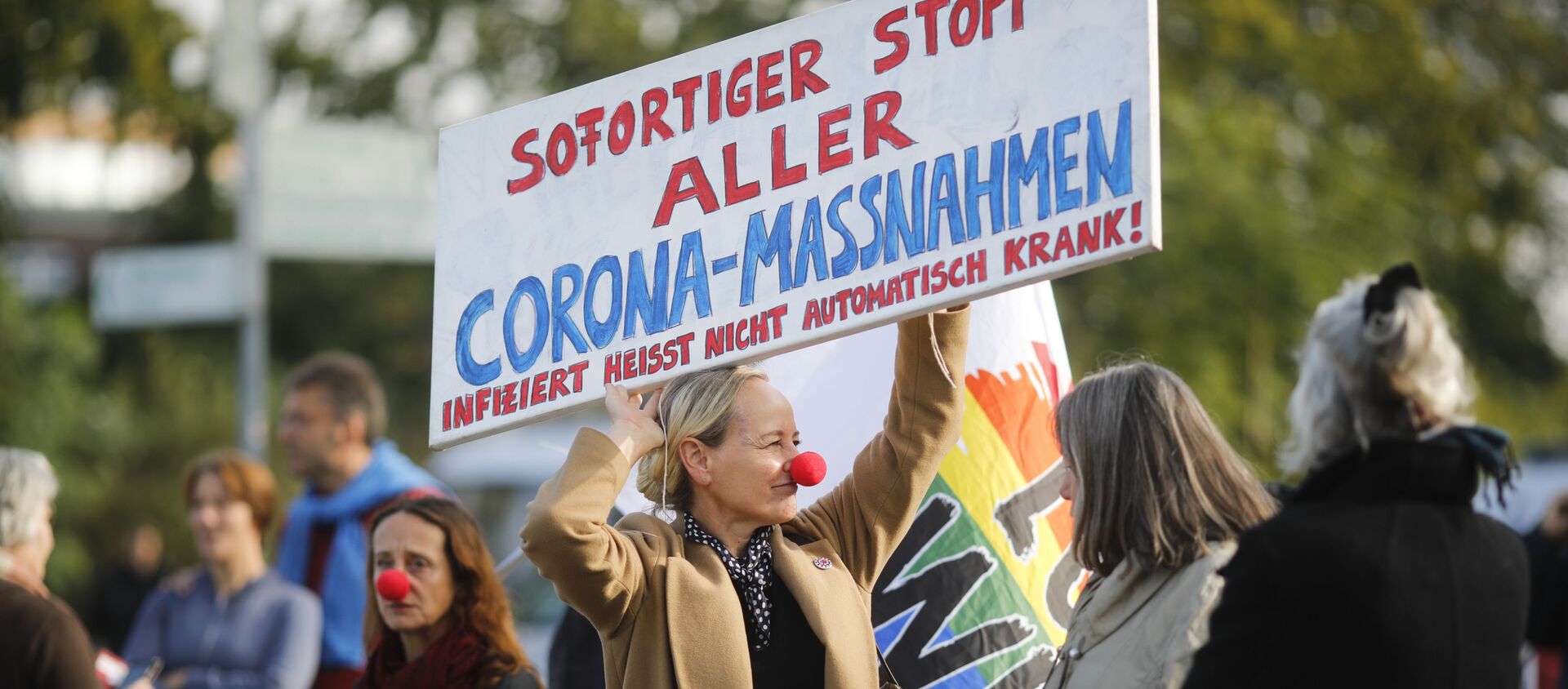 People against the government's coronavirus policy protest in front of German President's residence Bellevue Palace in Berlin, Germany, Thursday, Oct. 1, 2020.  - Sputnik International, 1920, 13.03.2021