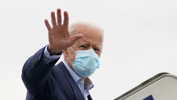 U.S. Democratic presidential candidate Joe Biden waves as he boards his plane to depart Wilmington, Delaware, U.S., October 10, 2020. - Sputnik International