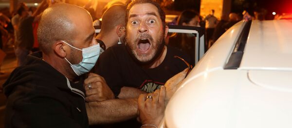 Undercover police officers detain a demonstrator during a protest against Israeli Prime Minister Benjamin Netanyahu's alleged corruption and the economic hardship stemming from the coronavirus disease (COVID-19) crisis, amid Israel's second nationwide lockdown, in Jerusalem October 10, 2020. Undercover police officers detain a demonstrator during a protest against Israeli Prime Minister Benjamin Netanyahu's alleged corruption and the economic hardship stemming from the coronavirus disease (COVID-19) crisis, amid Israel's second nationwide lockdown, in Jerusalem October 10, 2020. - Sputnik International