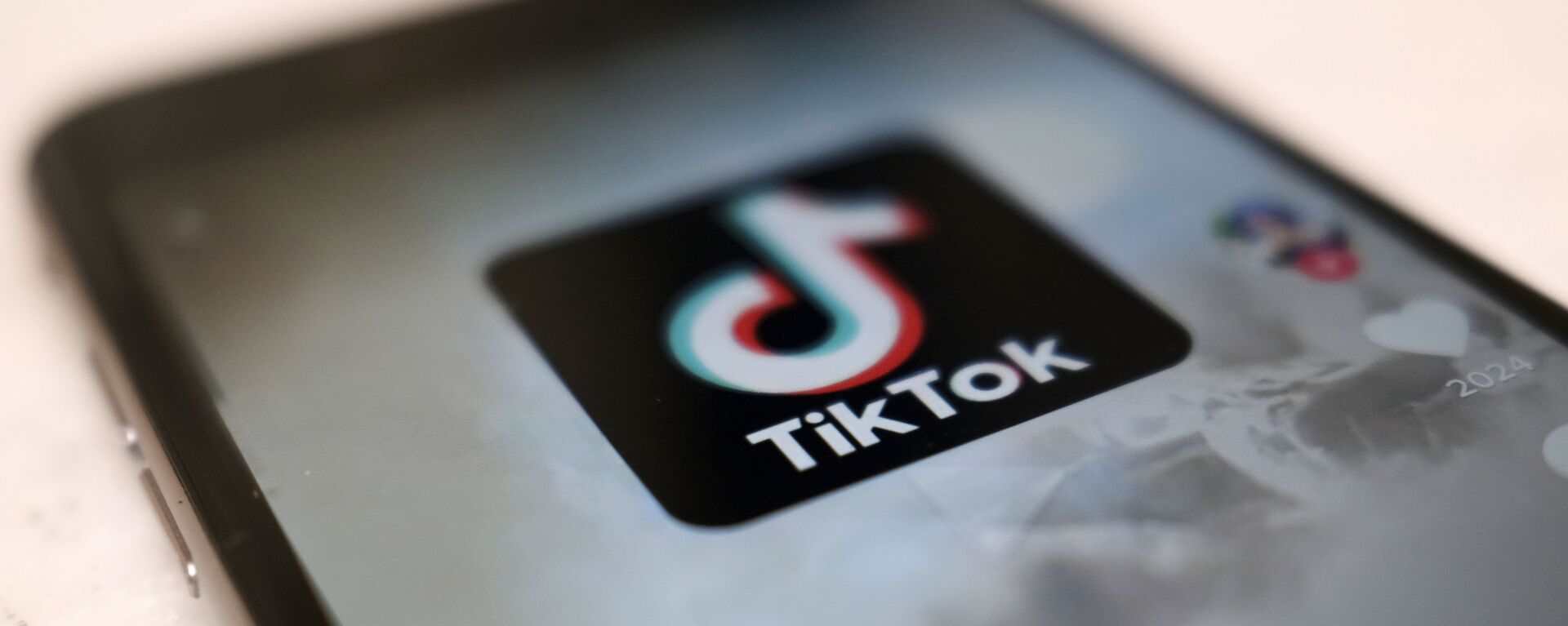 A logo of a smartphone app TikTok is seen on a user post on a smartphone screen Monday, Sept. 28, 2020, in Tokyo.  - Sputnik International, 1920, 01.03.2023