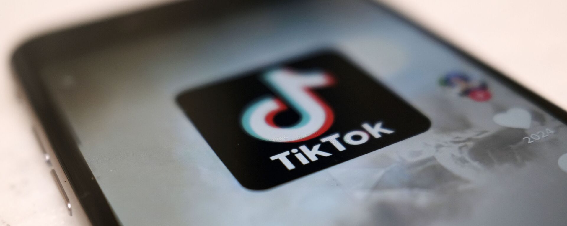 A logo of a smartphone app TikTok is seen on a user post on a smartphone screen Monday, Sept. 28, 2020, in Tokyo.  - Sputnik International, 1920, 16.09.2022