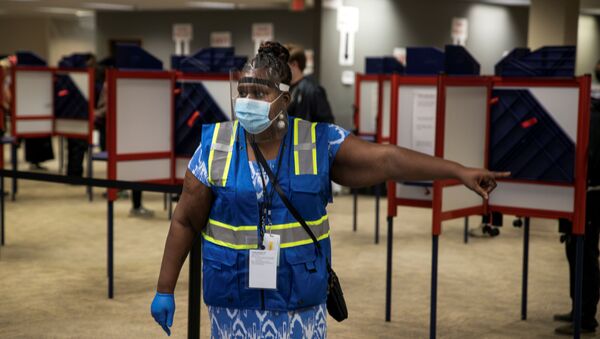 A poll worker directs voters to cast their ballots for the upcoming presidential election as early voting begins in Cincinnati, Ohio, U.S., October 6, 2020 A poll worker directs voters to cast their ballots for the upcoming presidential election as early voting begins in Cincinnati, Ohio, U.S., October 6, 2020 - Sputnik International