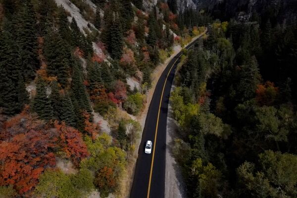 A motor travels along the Utah State Route 92, the section known as the Alpine Loop Scenic Highway, Friday, 2 October 2020, in Provo, Utah. - Sputnik International