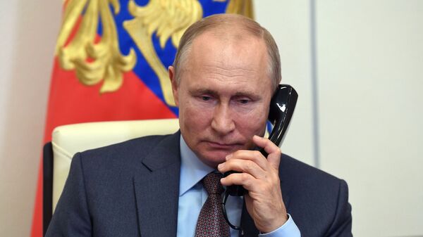Vladimir Putin speaking on the phone - Sputnik International