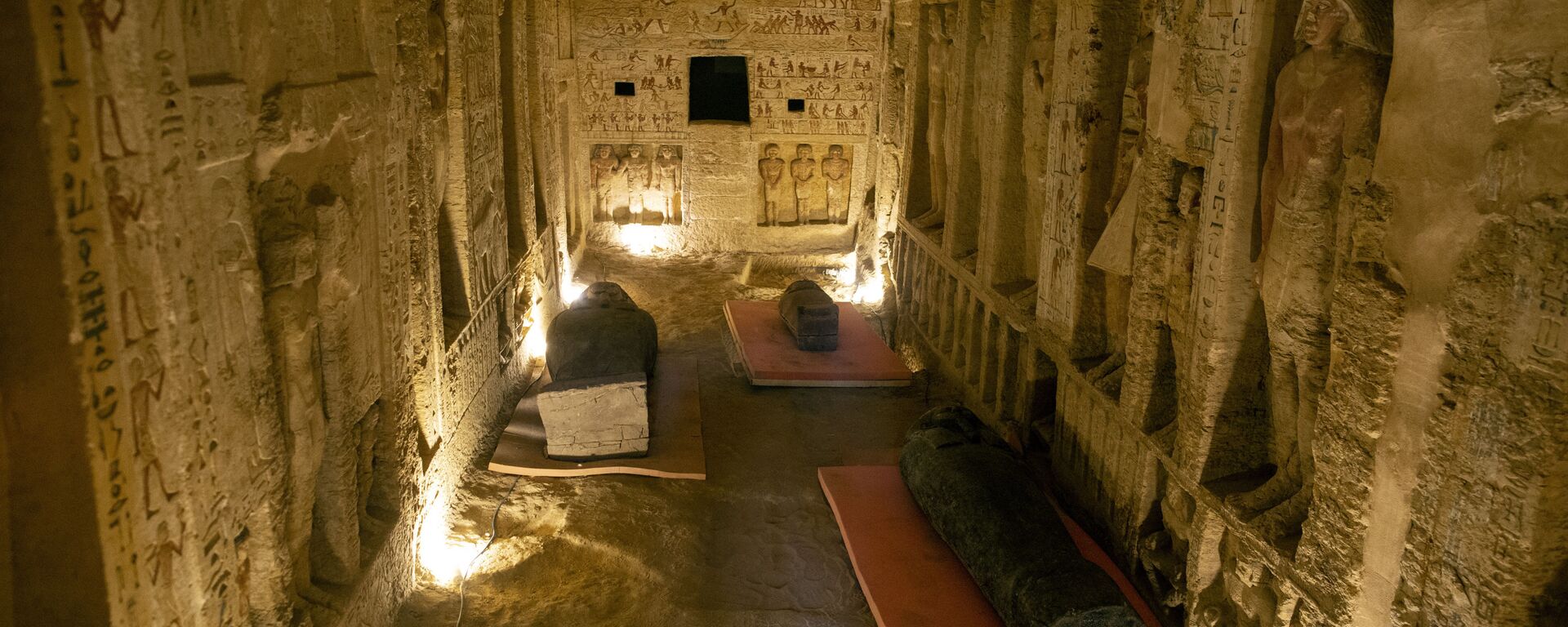 Several sarcophagi are displayed inside a tomb at the Saqqara archaeological site, 30 kilometers (19 miles) south of Cairo, Egypt, on Saturday, 3 October 2020 - Sputnik International, 1920, 12.10.2020