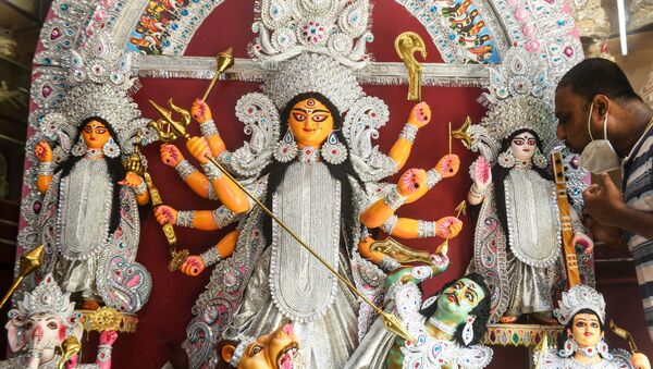 Craftsman Kaushik Ghosh gives finishing touches to a fiberglass idol of Hindu Goddess Durga before sending to the USA where it will be used for the Durga Puja festival, inside his workshop in Kolkata on June 4, 2020. - Sputnik International