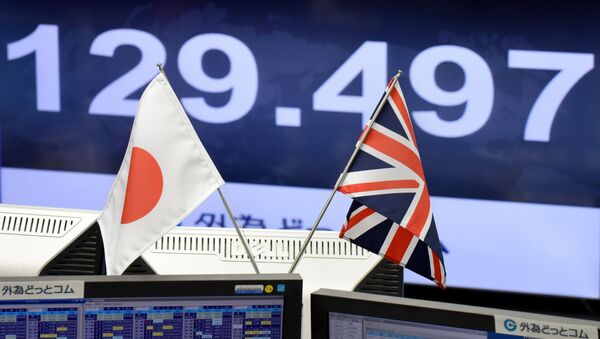 Japanese and British flags are placed in front of a monitor showing the Japanese yen rate against the British pound at a brokerage in Tokyo on October 7, 2016. - Sputnik International