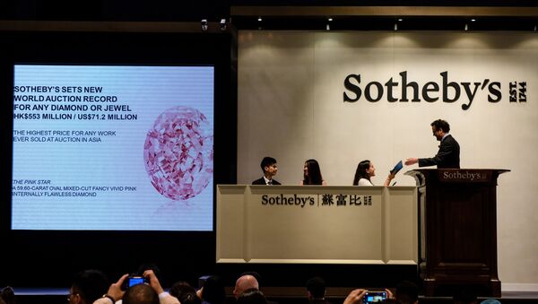 David Bennett (R), head of Sotheby's International Jewellery Division, hands a world record certificate to a member of staff after a 59.60-carat giant diamond named the Pink Star broke the world record for a gemstone sold at auction, fetching 71.2 million USD, in Hong Kong on April 4, 2017. - Sputnik International