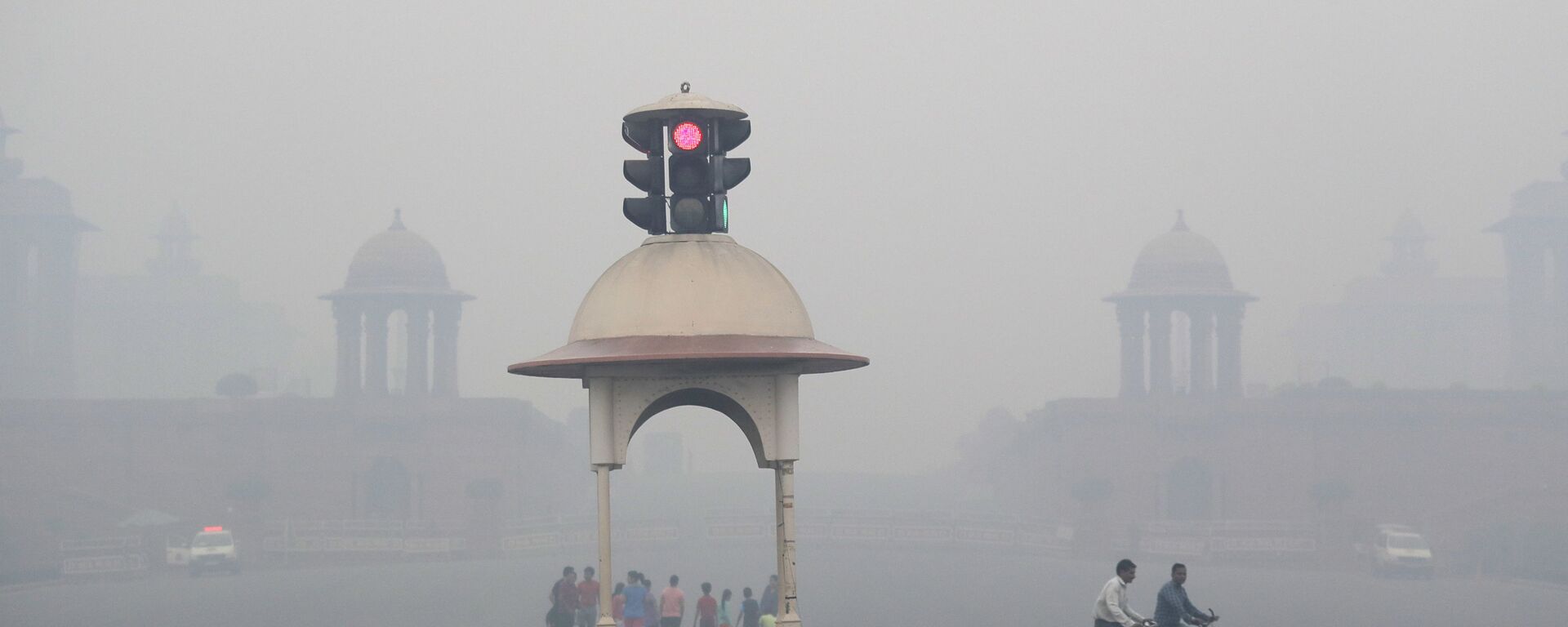 Cyclist pedal through the morning smog a day after Diwali festival, in New Delhi, India, Friday, Oct. 20, 2017 - Sputnik International, 1920, 27.02.2021