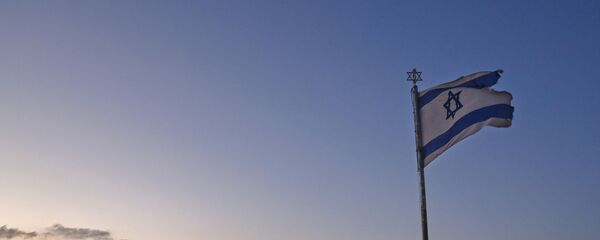 An Israeli flag flutters at the Mount of the Olives with a view of the Dome of the Rock in Jerusalem's al-Aqsa mosque compound (background) on September 23, 2020. - Sputnik International