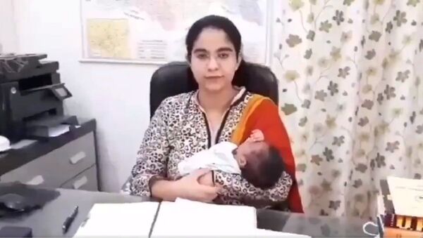  Soumya Pandey (SDM Modinagar) didnt availed 06 months maternity leave, joined back office with her infant daughter - Sputnik International