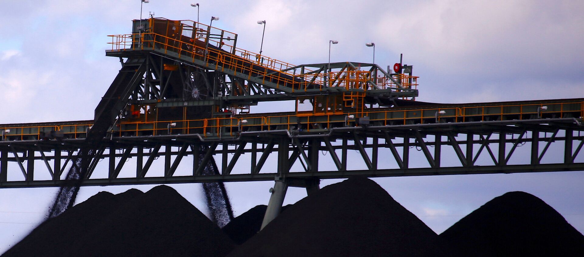 Coal is stored at the Ulan mine in Mudgee, Australia - Sputnik International, 1920, 13.10.2020