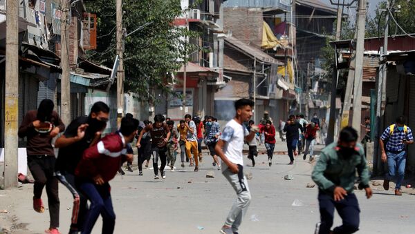Kashmiri demonstrators are chased away by Indian police during a protest in Srinagar  - Sputnik International