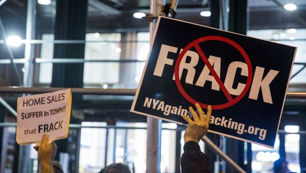 Protesters demonstrate against fracking in New York, October 15, 2014 - Sputnik International