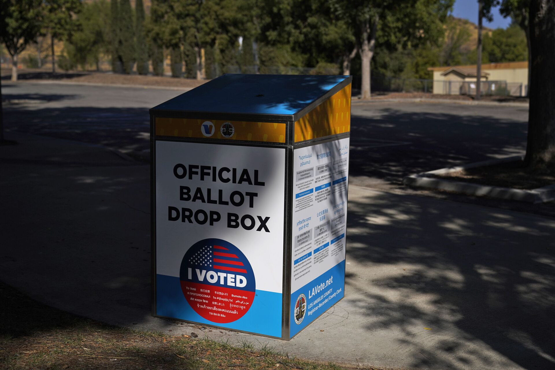 An official ballot drop box is seen Wednesday, Oct. 14, 2020, in Santa Clarita, Calif. - Sputnik International, 1920, 07.09.2021