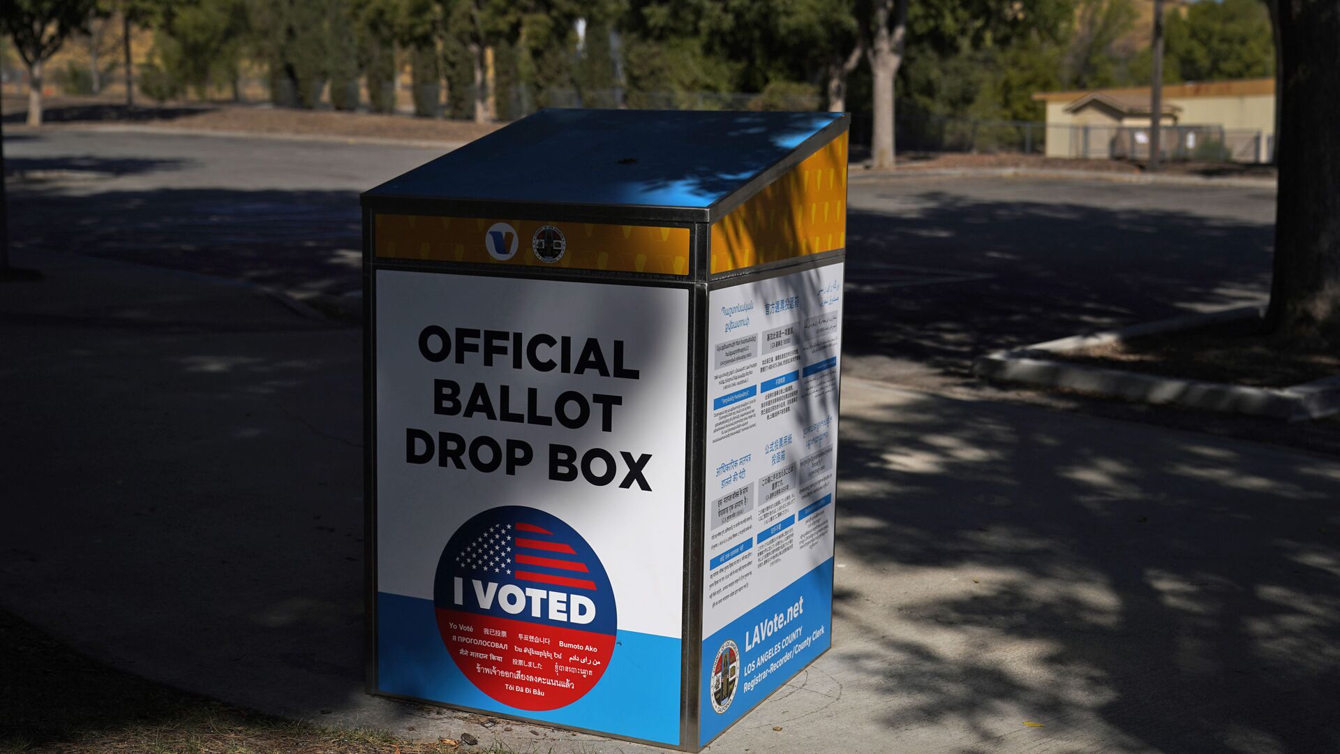 An official ballot drop box is seen Wednesday, Oct. 14, 2020, in Santa Clarita, Calif. - Sputnik International, 1920, 24.12.2021