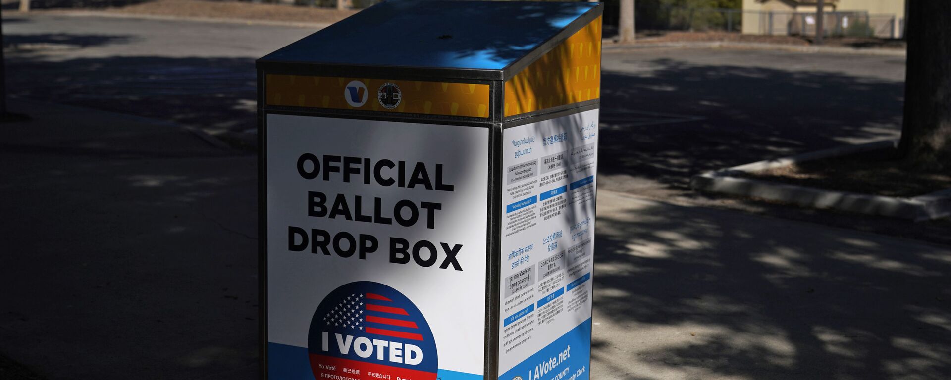 An official ballot drop box is seen Wednesday, Oct. 14, 2020, in Santa Clarita, Calif. - Sputnik International, 1920, 04.03.2021