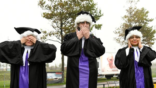 People dressed in a judge costumes protest outside the Schiphol Judicial Complex during a pause in the hearing in the trial of the Malaysia Airlines flight MH17, in Badhoevedorp, Netherlands,  September 28, 2020 - Sputnik International
