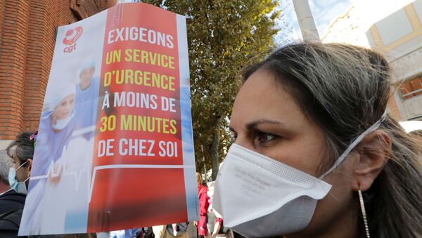 French health workers and CGT union members gather to attend a demonstration in Nice as part of a nationwide day of actions to urge the government to increase staff as hospitals fill once again with COVID-19 patients, France, October 15, 2020 - Sputnik International