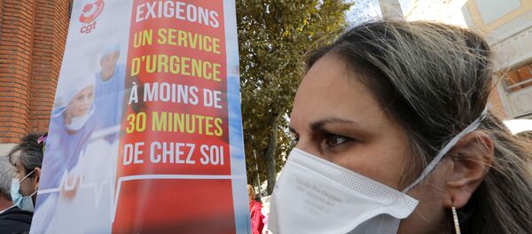 French health workers and CGT union members gather to attend a demonstration in Nice as part of a nationwide day of actions to urge the government to increase staff as hospitals fill once again with COVID-19 patients, France, October 15, 2020 - Sputnik International