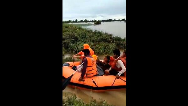 NDRF rescue residents of Kharkhatne village in Solapur of Maharashtra Rains - Sputnik International