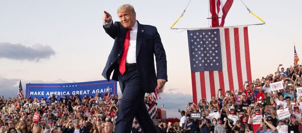 Президент США Дональд Трамп проводит митинг во время своей кампании в международном аэропорту Орландо Сэнфорд в Сэнфорде, штат Флорида - Sputnik International