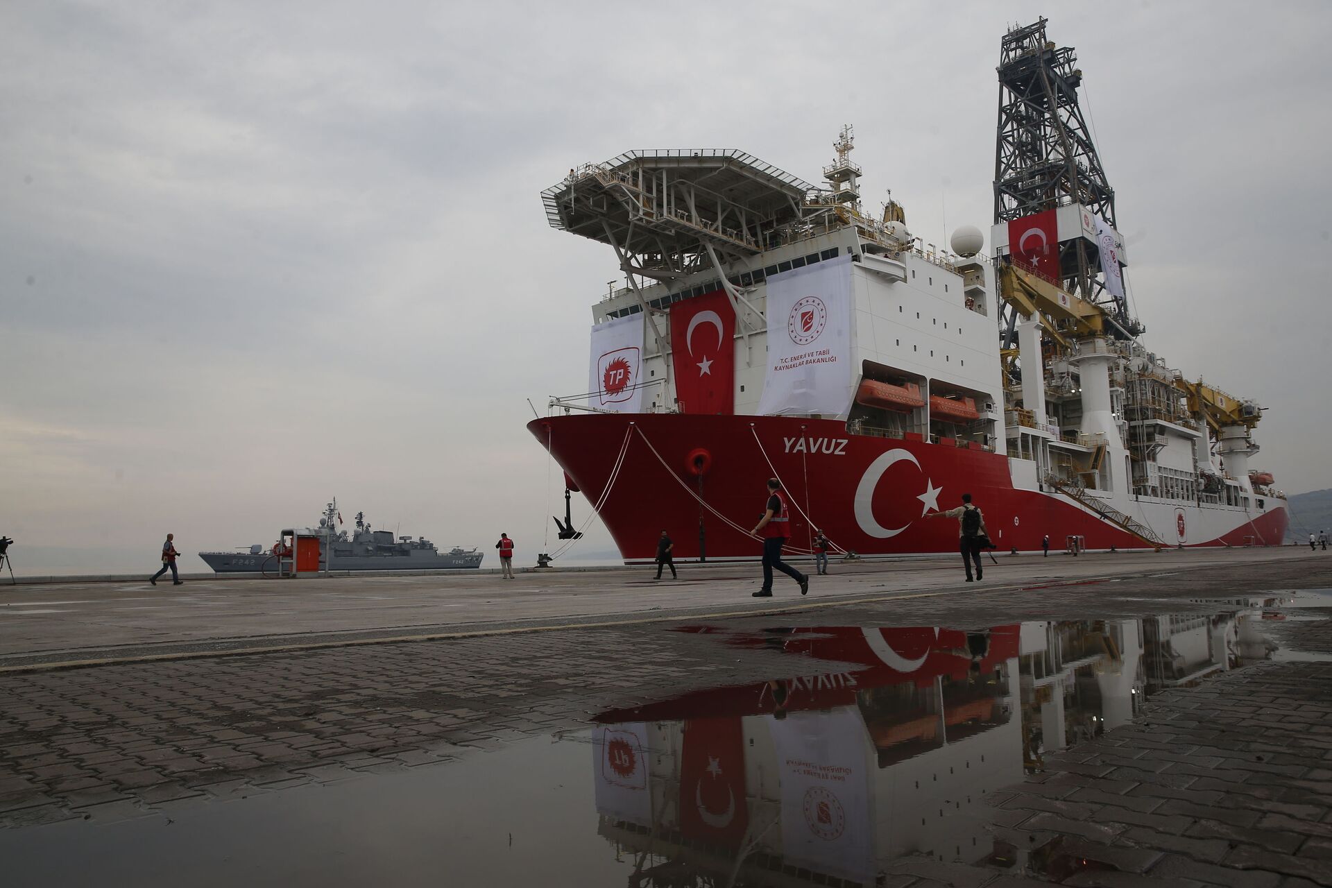 A Turkish Navy vessel patrols as the drilling ship 'Yavuz' to be dispatched to the Mediterranean, is docked at the port of Dilovasi, outside Istanbul,Thursday, June 20, 2019 - Sputnik International, 1920, 01.12.2022