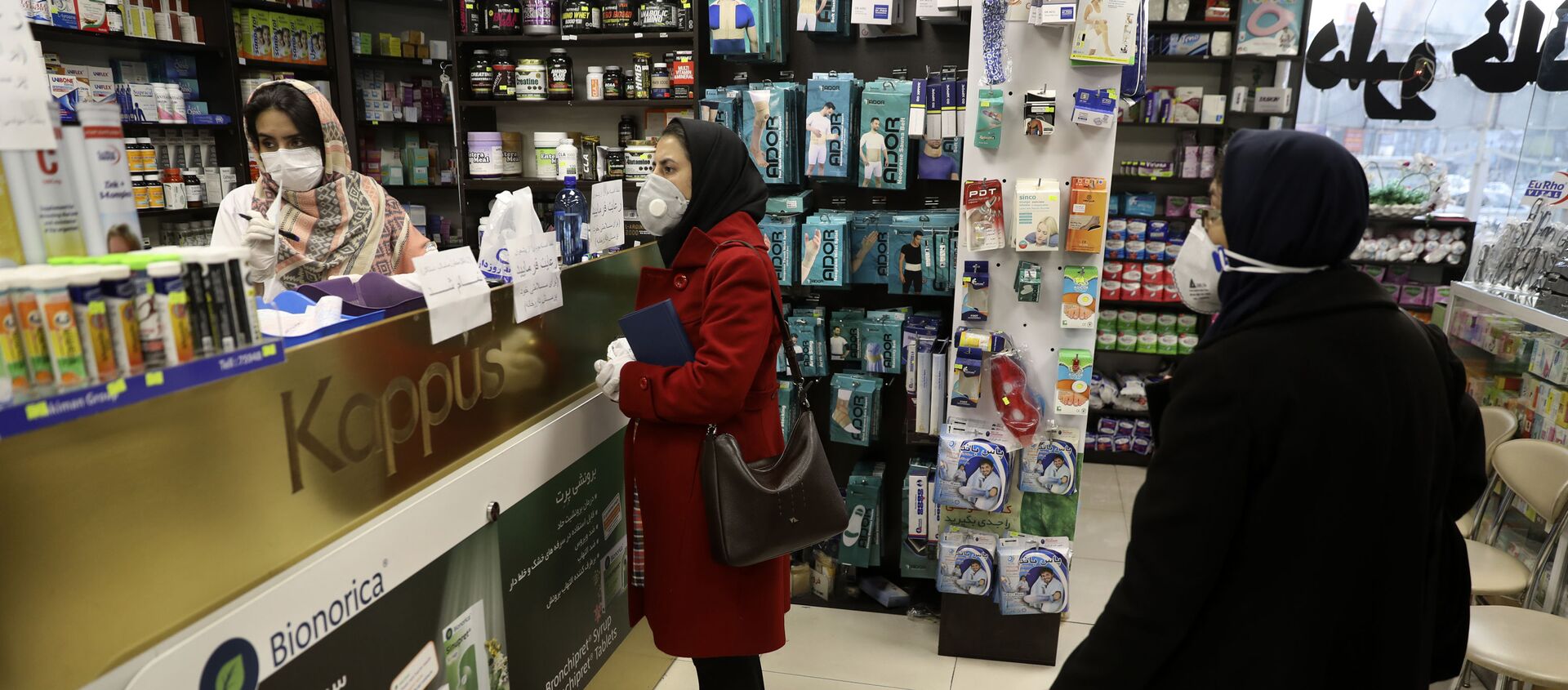Customers wait as a pharmacist prepares medicines at a pharmacy in western Tehran, Iran, Saturday, Feb. 29, 2020. - Sputnik International, 1920